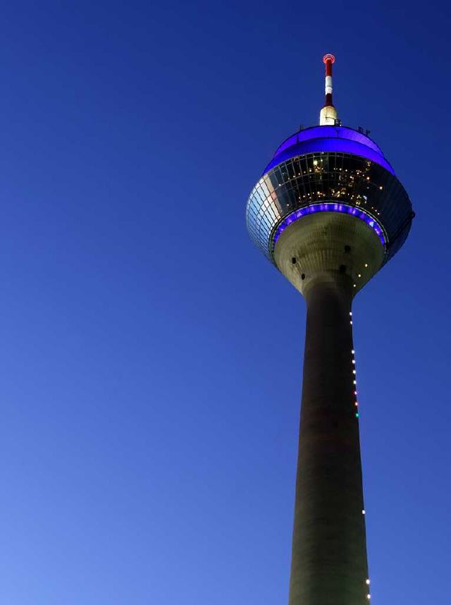 Rheinturm in Düsseldorf mit dunkel blauen Himmel