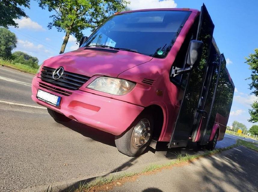 Der pinke Partybus